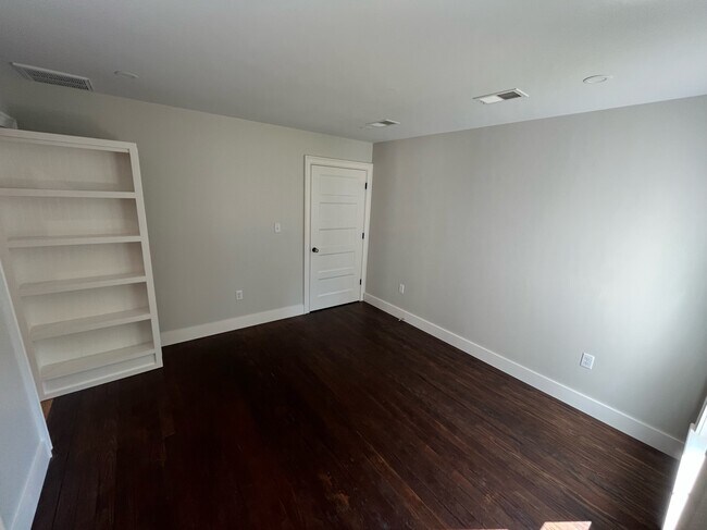 Foto del edificio - 245 W Higgins St