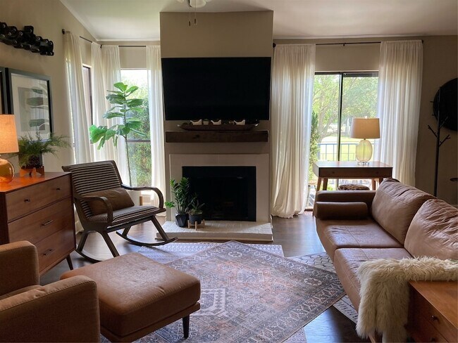 Foto del edificio - 7030 N Holiday Dr