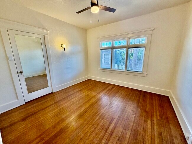 Foto del edificio - South Park Cottage Charm – 2BR/1BA with Bonus Room, Gated Yard & Garden Bed, Small Pets Welcome!