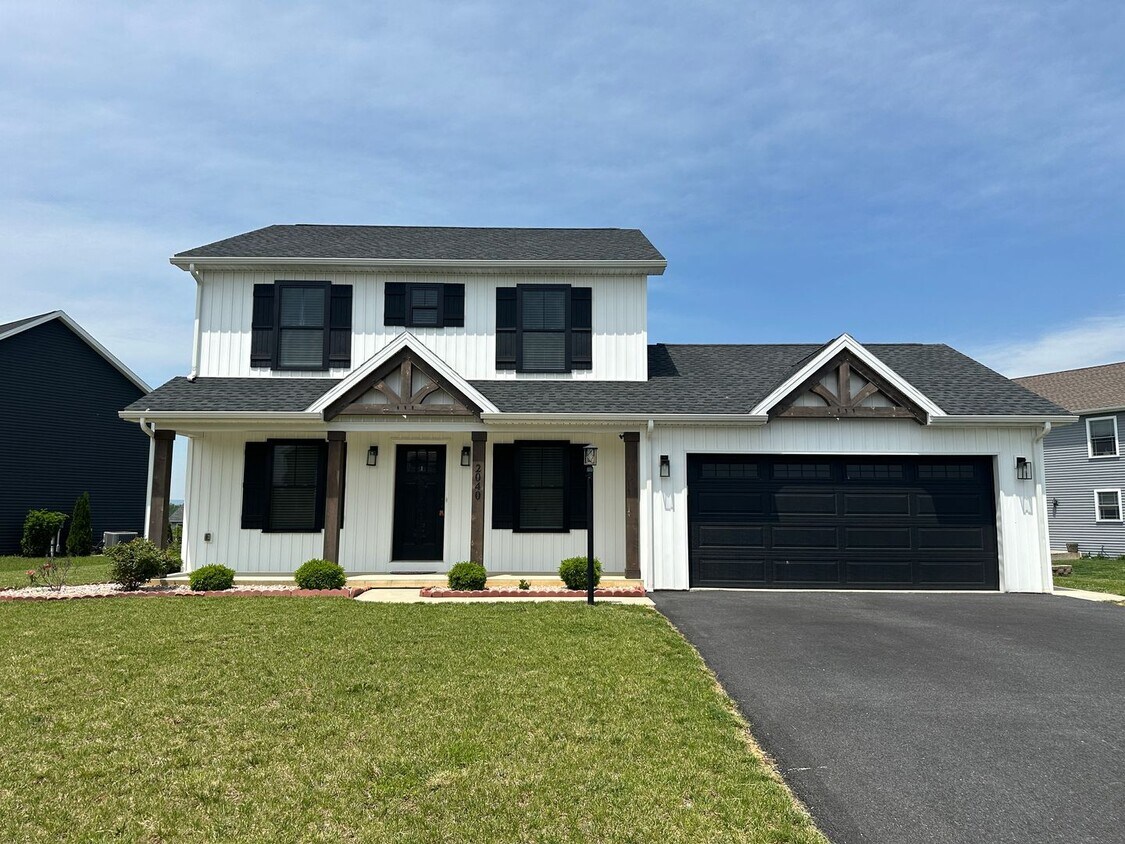 Foto principal - Single Family Home, 3 Bedroom, 3.5 Baths
