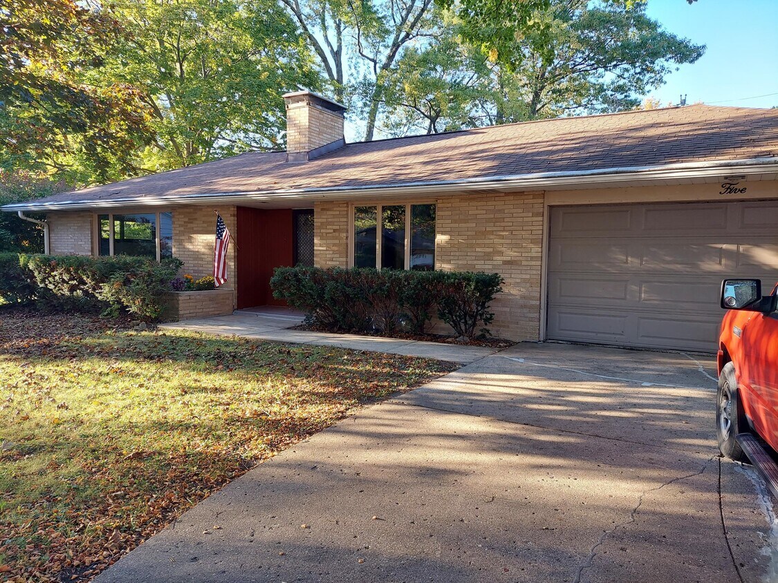 5 Mayfair Ct, Champaign, IL 61821 House Rental in Champaign, IL