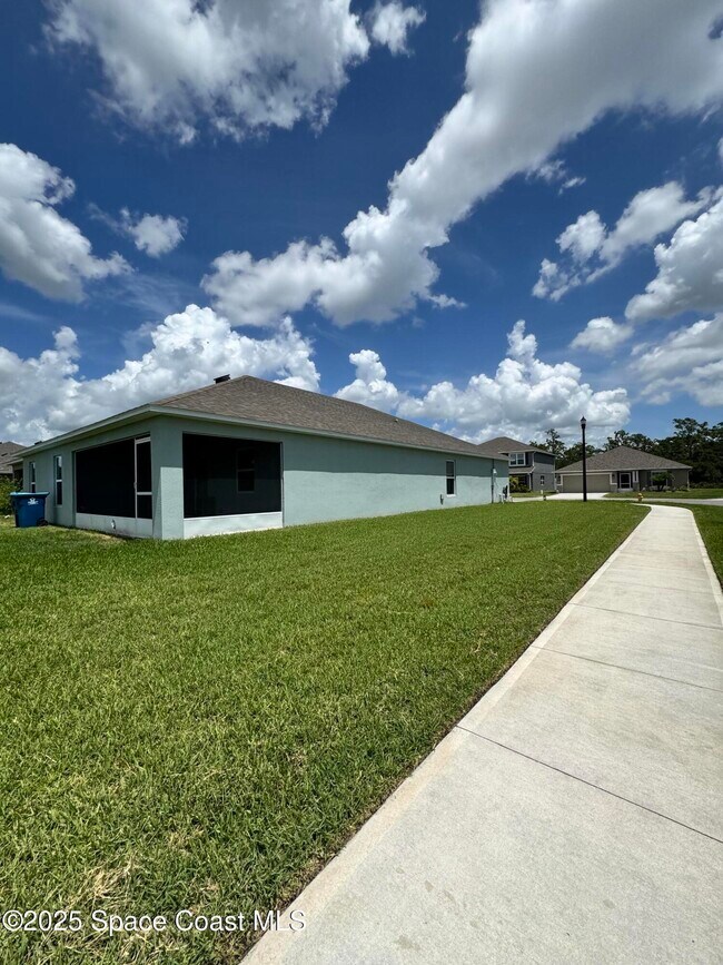 Building Photo - 1066 Dania Cir