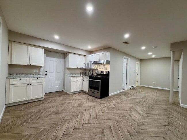 Building Photo - 172 Seymour Ave