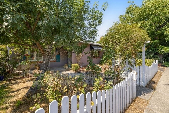 Building Photo - 1536 Madrona Ave