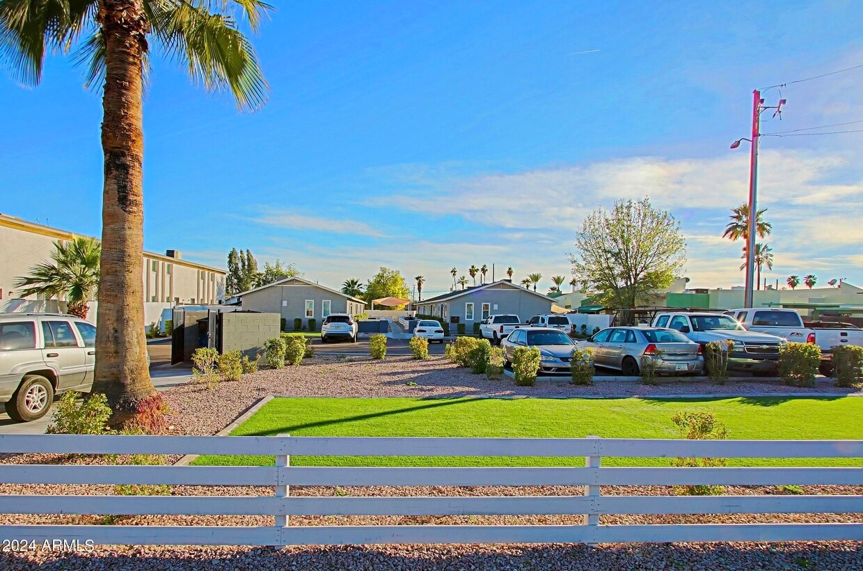 Primary Photo - 949 E Roma Ave