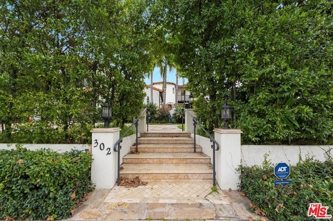 Building Photo - 302 N McCadden Pl