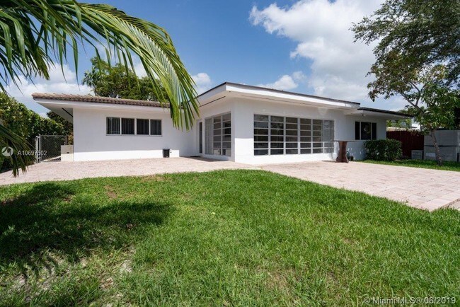 Building Photo - 12805 N Bayshore Dr