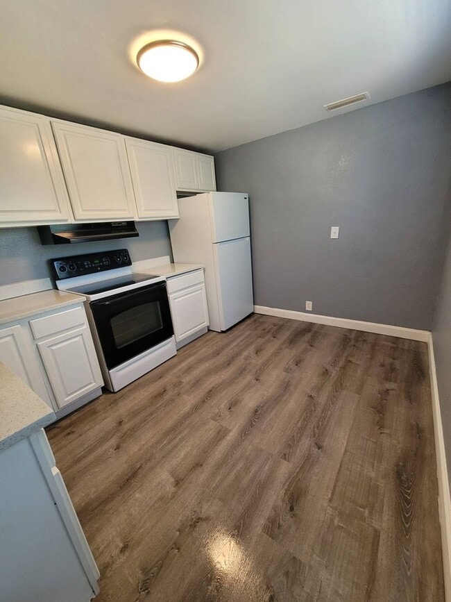 Building Photo - 1215