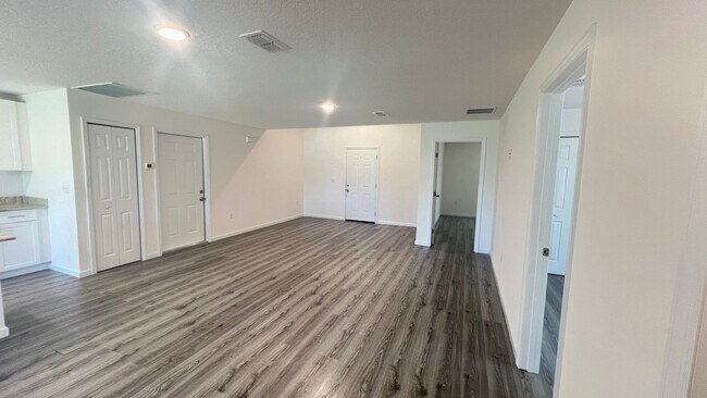 Foto del edificio - INCREDIBLE, 4 Bedroom, 2 Bathroom Home in ...