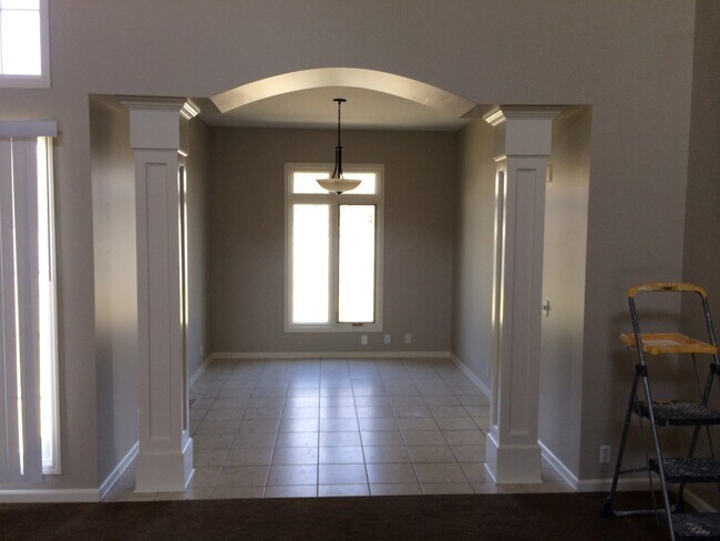 Building Photo - Large Home in Bellevue for Rent!