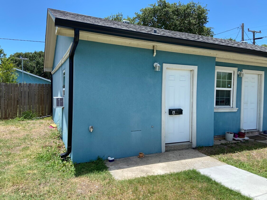 405 W Stoddard Ave Unit A, Aransas Pass, TX 78336 Apartments in