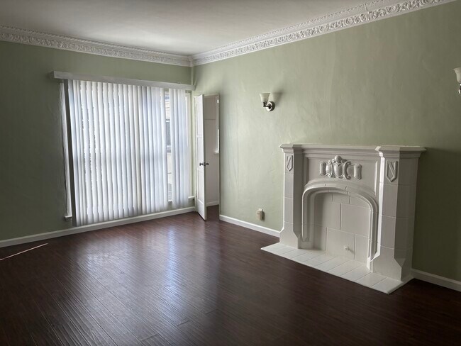 Building Photo - 939 S Hobart Blvd
