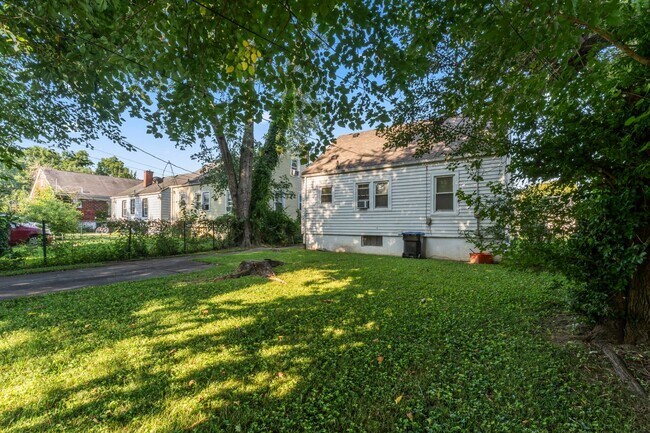 Building Photo - Charming 3 bedroom Home with Spacious Back...