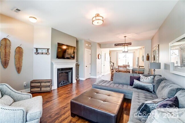 Foto del edificio - 2711 Tranquil Oak Pl