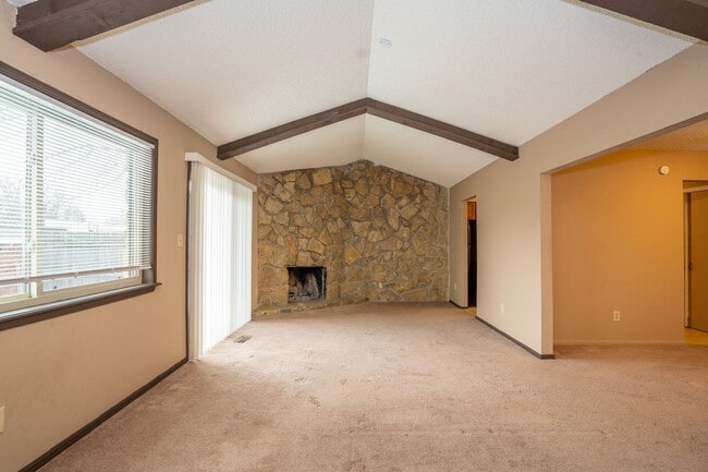 Building Photo - Gorgeous 3 Bed / 2 Bath! Coming soon!