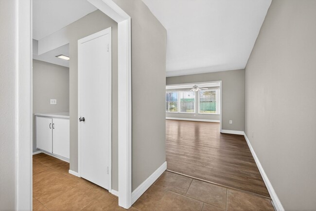 Building Photo - FULLY RENOVATED 2 BEDROOM WITH HUGE BONUS ROOM!