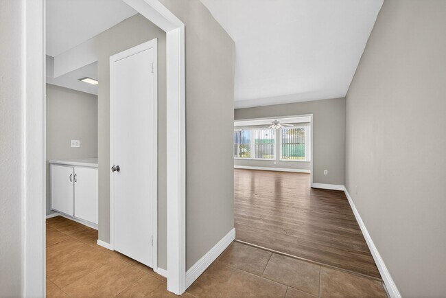Foto del edificio - FULLY RENOVATED 2 BEDROOM WITH HUGE BONUS ROOM!
