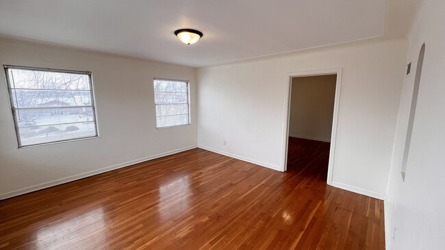 Family Room - 227 W Dunklin St