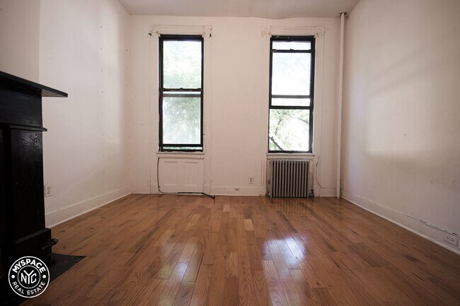 Building Photo - 369 Menahan St