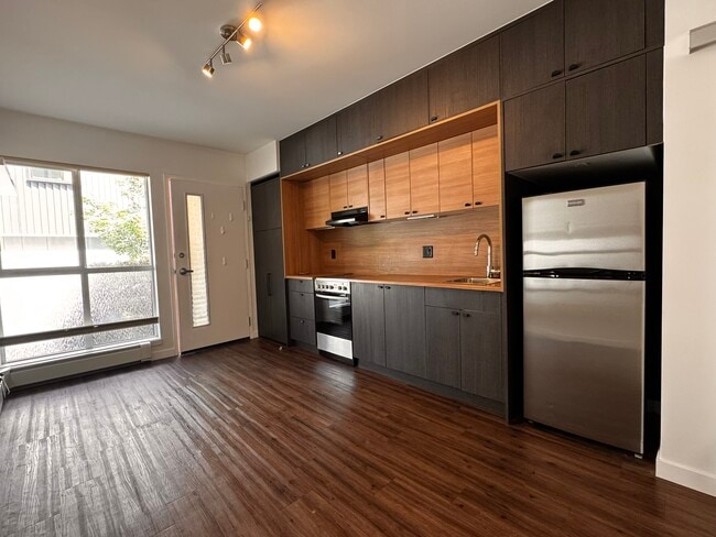 Building Photo - 384 Harbour Rd