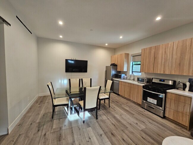 Foto del edificio - 4604 Woodley Ave