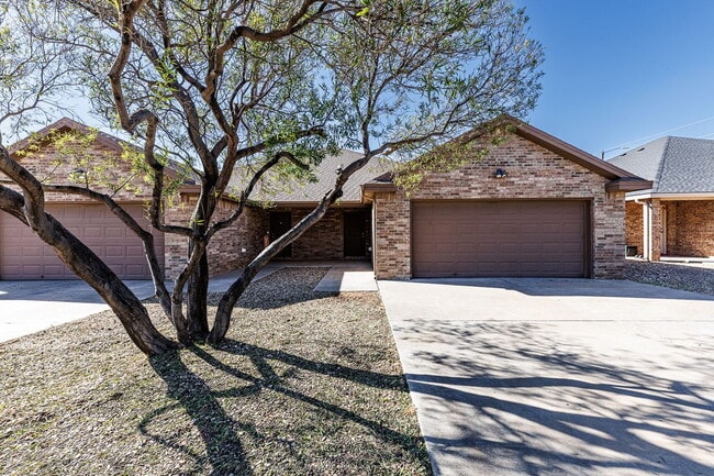 Building Photo - Beautiful, Spacious Duplex in South Lubbock