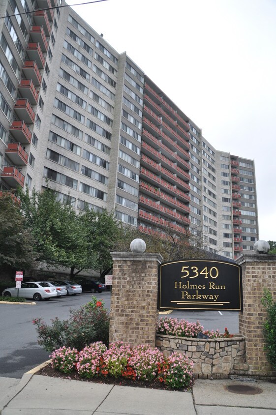 5340 Holmes Run Pkwy, Alexandria, VA 22304 Condo for Rent in