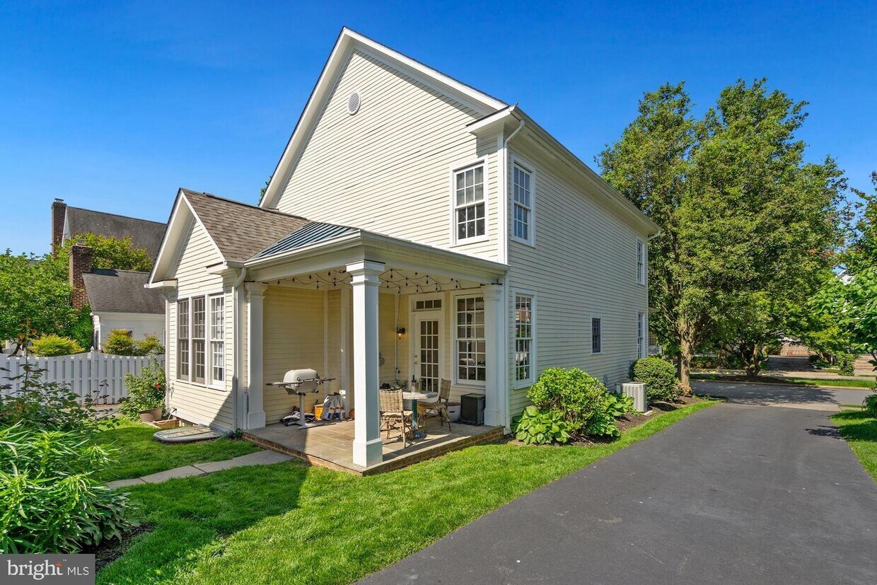 10 Memorial Dr NW, Leesburg, VA 20176 House for Rent in Leesburg, VA