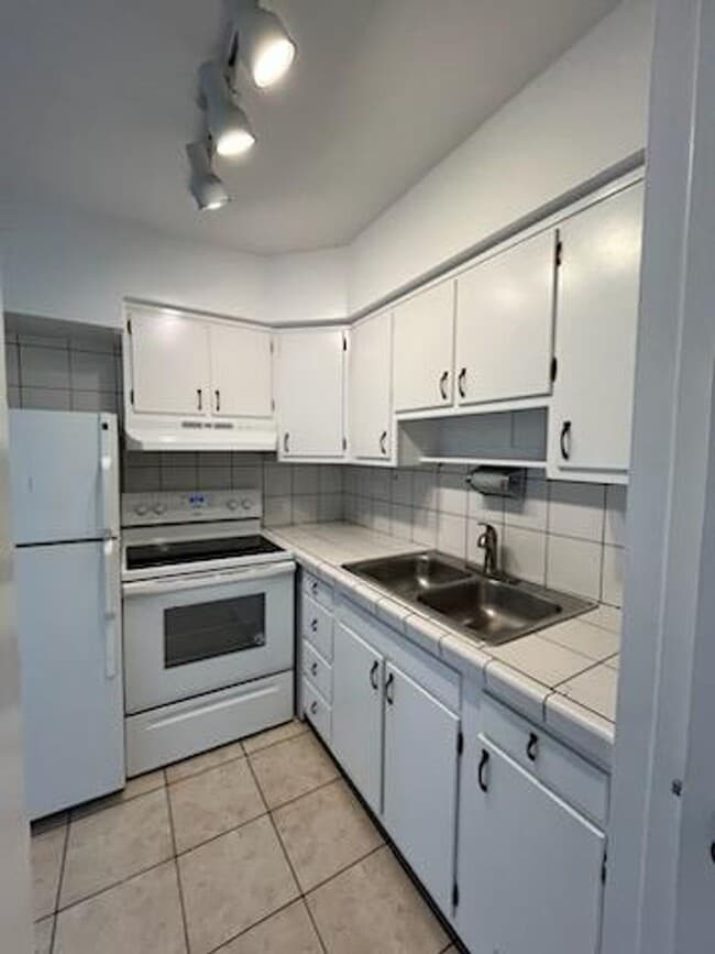 Building Photo - Elmhurst One Bedroom Apartment ~ Parking Included ~ Cats Welcome