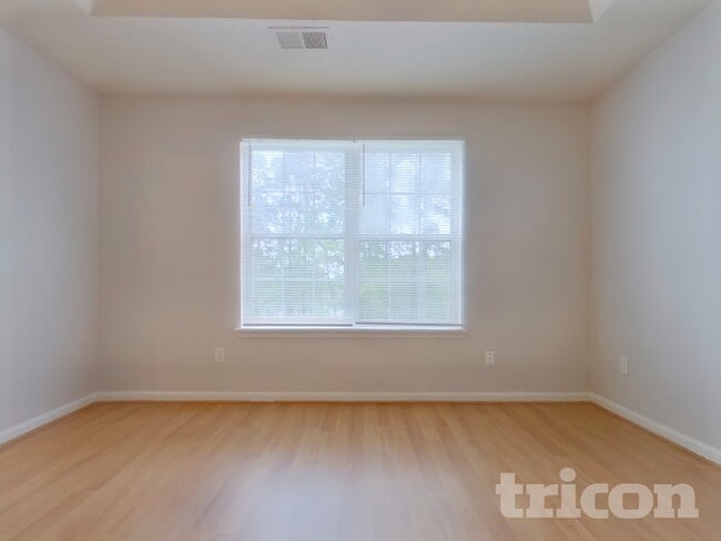 Building Photo - 3020 Lake Park Ct