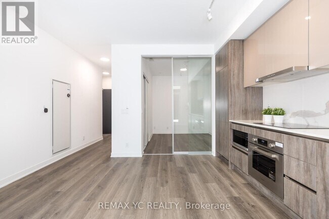 Photo du bâtiment - 180 Front St E