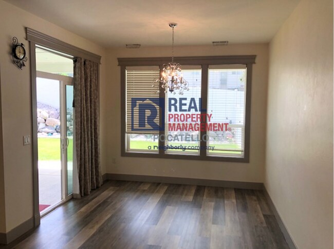 Foto del edificio - 3 bedroom 2 bath twin home is a must see! - Small dog Friendly