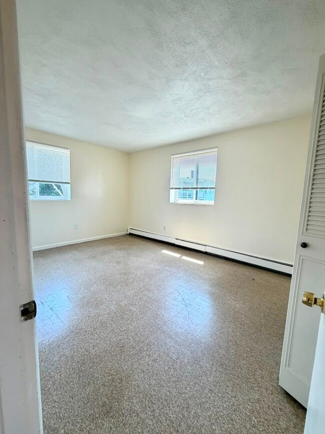 Building Photo - APTS in Everett, Malden, Chelsea & Boston