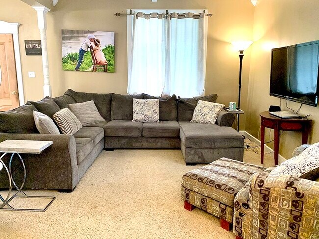 Foto del edificio - Class! This stately 2 story brick home is ...