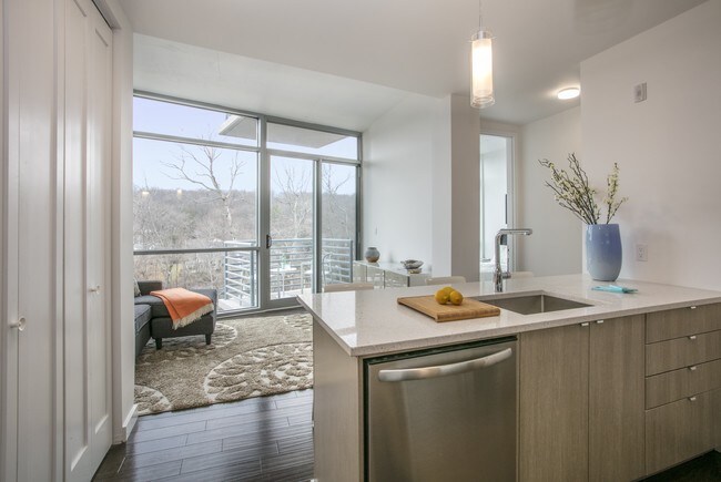 Sala de estar y comedor de concepto abierto - Glasshouse 250 S Central Park Ave