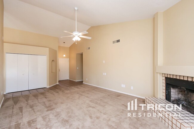 Foto del edificio - 1519 E Sequoia Dr