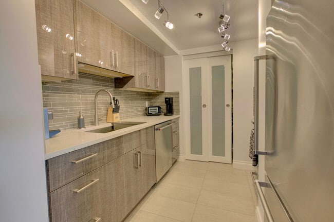 Building Photo - 289 Drake St