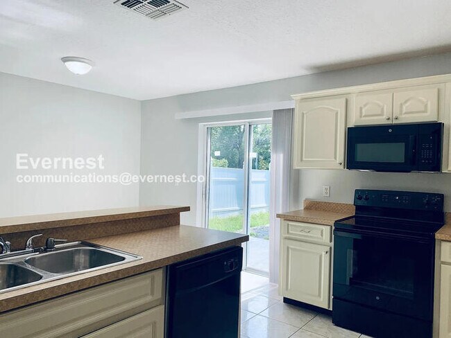 Foto del edificio - Spacious Home with Attached Garage and Central Air | Pet friendly | Available Soon!