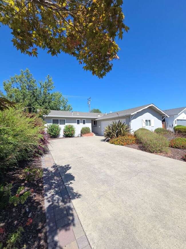 Building Photo - Beautiful 3 bedroom, 2 bath home available now