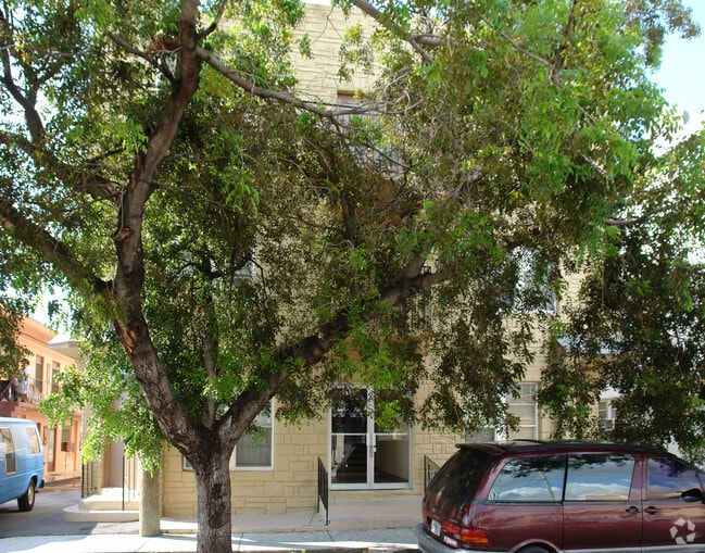 1134 SW 4th St - Little Havana Apartments