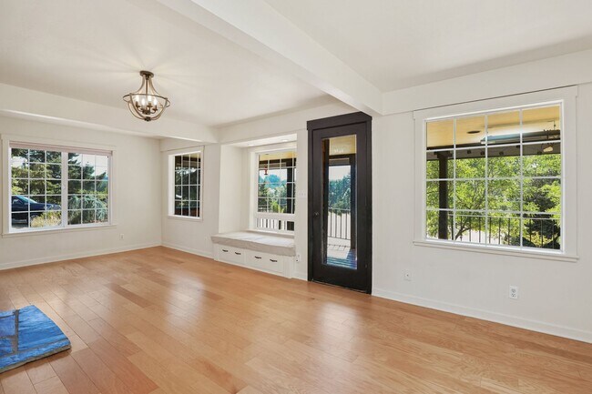 Foto del edificio - Monroe Four Bedroom on Acreage - Rare Find! $500 Off Move In Costs