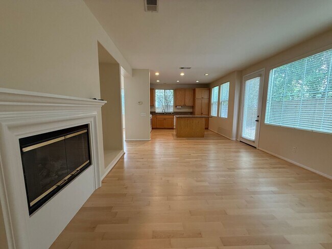 Foto del edificio - 2 story 4 bed, 3 bath home in Simi Valley