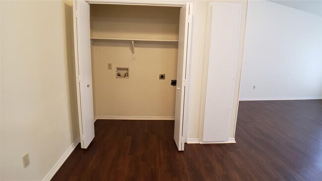 Building Photo - 3133 Tudor Ln