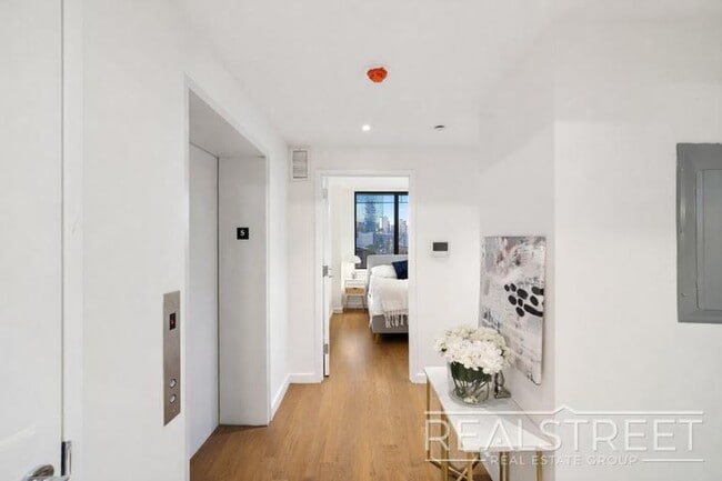 Foto del edificio - NO FEE Luxury Waterfront 2 Bedroom with wrap around terrace!