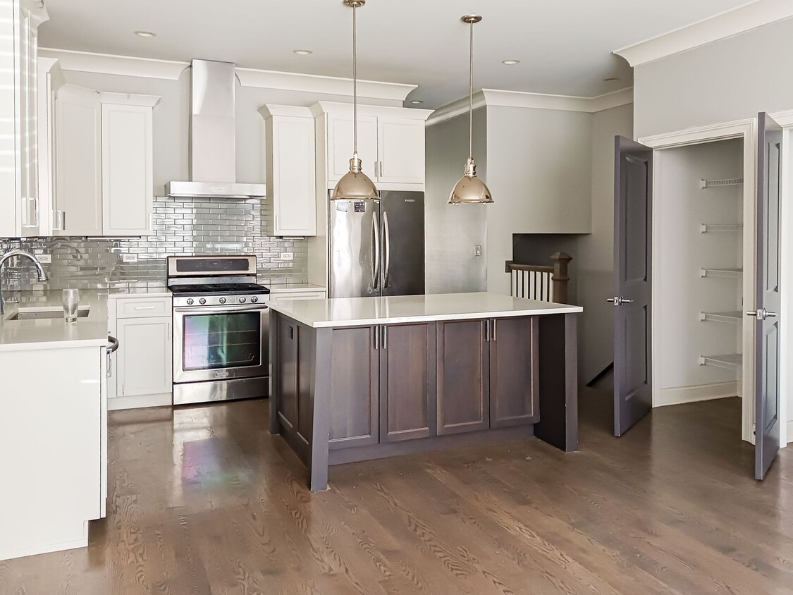 Foto principal - 1241 W Oakdale Ave