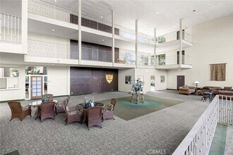 Building Photo - 400 N Acacia Ave