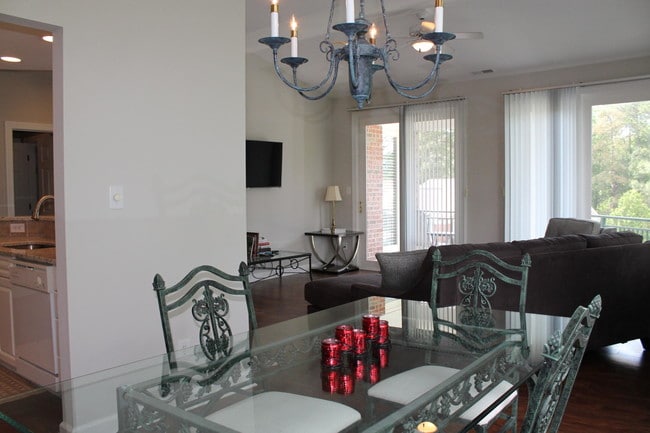 Building Photo - 2137 Creswell Dr