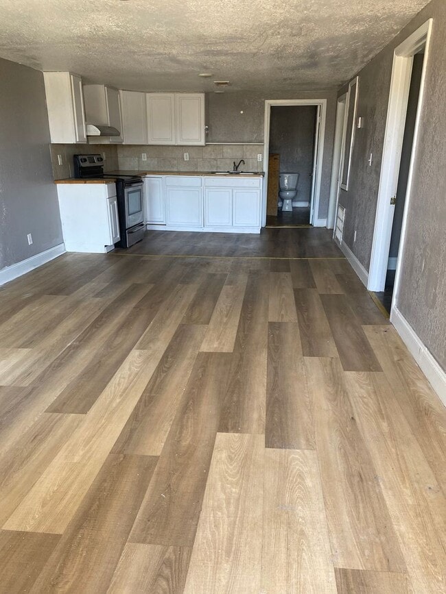 Building Photo - 3 BEDROOM 1 BATH HOUSE