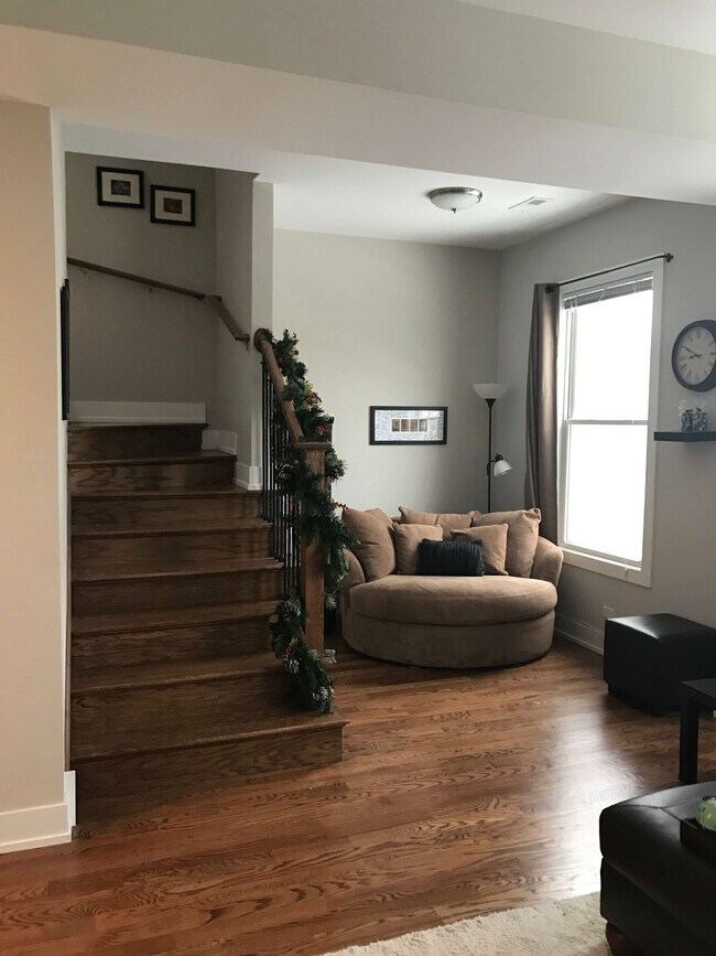 Building Photo - 3054 N Avers Ave