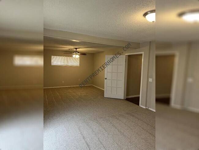 Building Photo - 8625 Lakeaire Dr